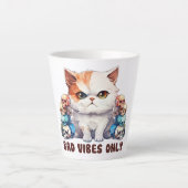 Tasse Latte Vibes incorrectes uniquement - Fierce Chat & Skuls (Devant)