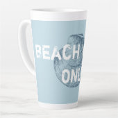 Tasse Latte Vibes Plage Seulement Police Distante (Angle gauche)