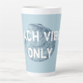 Tasse Latte Vibes Plage Seulement Police Distante (Devant)