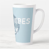 Tasse Latte Vibes Plage Seulement Police Distante (Droite)