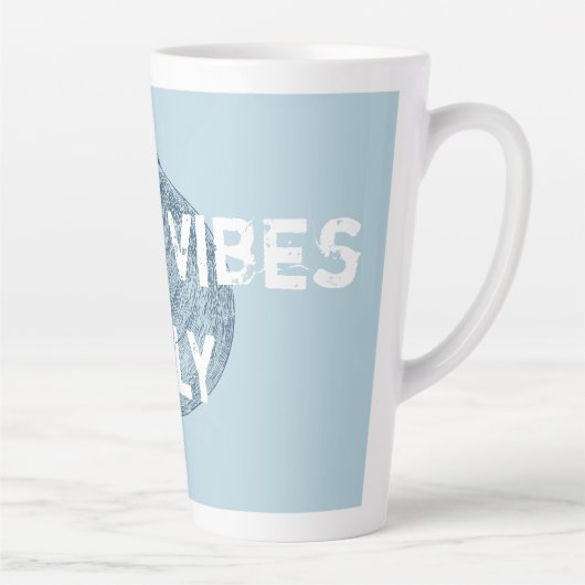 Tasse Latte Vibes Plage Seulement Police Distante (Droite)