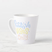 Tasse Latte Vibes Positives Seulement (Angle gauche)