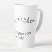 Tasse Latte Vibrations joyeuses rouge Noël ajouter nom de fami (Angle droit)