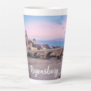 Tasse Latte Vieille ville historique en Ratisbonne, Allemagne
