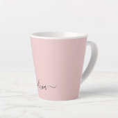 Tasse Latte Vierge rose moderne Script Girl Monogramme Nom (Angle droit)