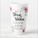 Tasse Latte Voici pour les femmes fortes aquarelle Floral BFF<br><div class="desc">La citation inspirante 'Here's to Strong Woman' enfermée dans une belle aquarelle rose et gris design floral. Envoyez un peu d'amour à n'importe quelle femme/fille de votre vie. Célébrez la Journée internationale de la femme ! Beau cadeau mariage, cadeau d'anniversaire, cadeau d'anniversaire, cadeau de servante, cadeau de petite amie, cadeau...</div>