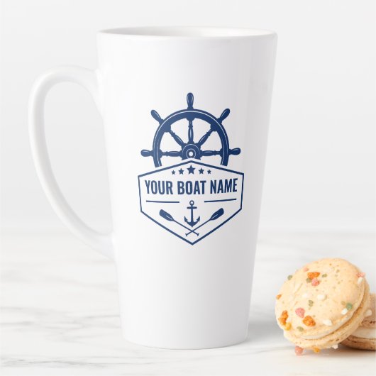 Tasse Latte Votre nom de bateau avec Ancre Oars Helm 2 Side La (En situation)