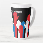 Tasse Latte Votre vote compte les mains patriotiques (Angle droit)