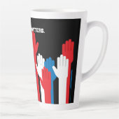 Tasse Latte Votre vote compte les mains patriotiques (Droite)