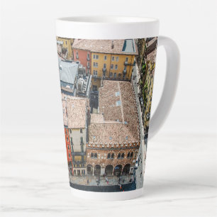 Tasse Latte Vue du dessus des façades colorées des bâtiments