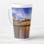 Tasse Latte Vue pittoresque du fleuve Regensburg (Angle gauche)