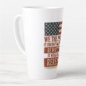 Tasse Latte We the People Reread Flag Quote (Angle gauche)