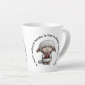 Tasse Latte Whimsical Cute Sheep Reading a Book (Angle droit)