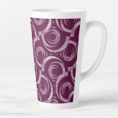 Tasse Latte White ornament on a burgundy background. (Droite)