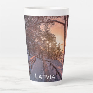 Tasse Latte Winter sunset in pine forest near sea