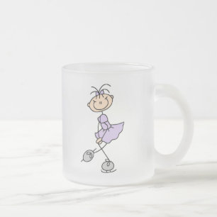 Tasse lilas de fille de patinage de glace