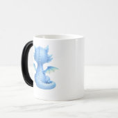 Tasse magique avec un doux bébé dragon bleu (Devant gauche)