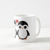 Tasse mignonne de couples de pingouin (Devant droit)