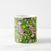 Tasse mignonne de fille de tennis (Centre)