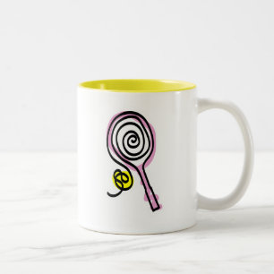 Tasse mignonne de tennis pour des filles et des