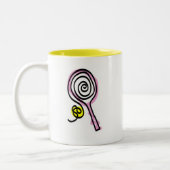 Tasse mignonne de tennis pour des filles et des (Gauche)