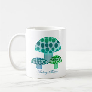 Tasse mûre se sentante de champignon