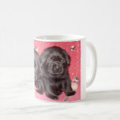Tasse noire de ~ de chiots de labrador retriever (Devant droit)