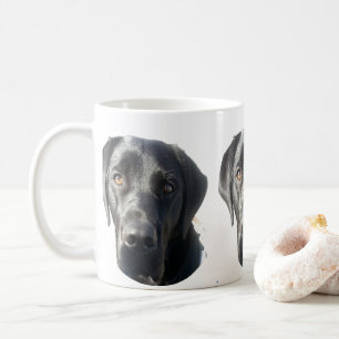 Tasse noire de labrador retriever