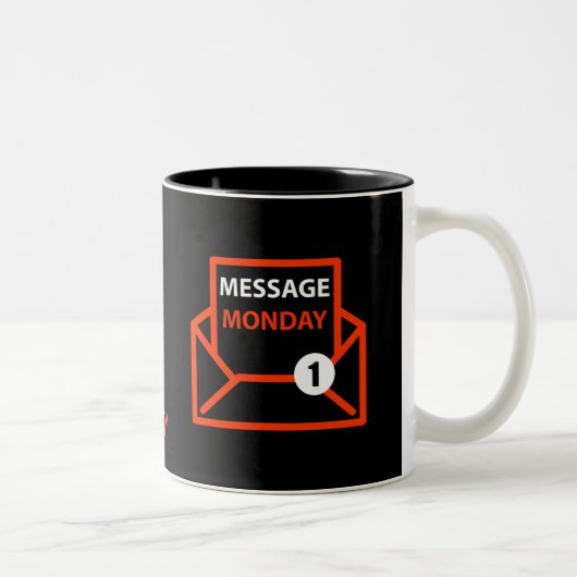 Tasse noire de lundi de message (Droit)