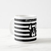 Tasse noire et blanche d'amour de bouledogue (Devant gauche)