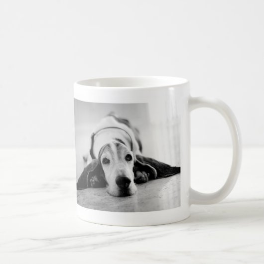 Tasse noire et blanche de Basset Hound (Droite)
