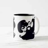 Tasse noire et blanche de danseuses du ventre (Devant droit)