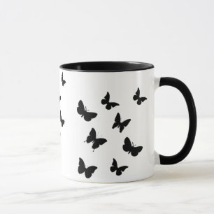 tasse noire et blanche de papillons