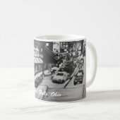 Tasse noire et blanche de peinture de Chagrin (Devant droit)