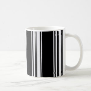 Tasse noire et blanche de pieds