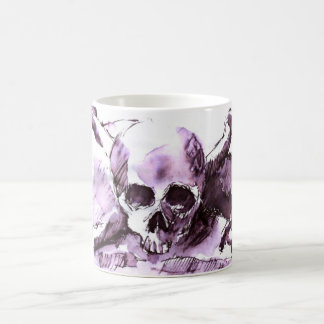 tasse noire et blanche de pirate