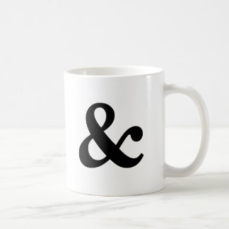 Tasse noire et blanche d'esperluète