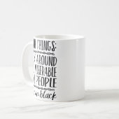 Tasse noire orpheline de choses de Sarah (Devant gauche)