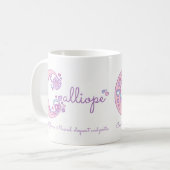 Tasse nommée de monogramme de la fleur C de coeur (Devant gauche)