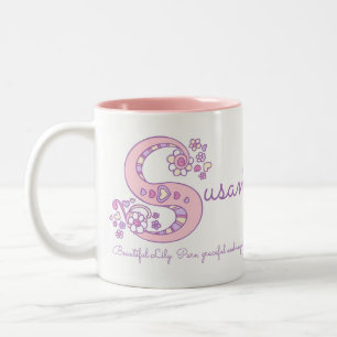 Tasse nommée de monogramme de la fleur S de coeur