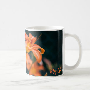 Tasse orange de photo de fleur de lis tigré