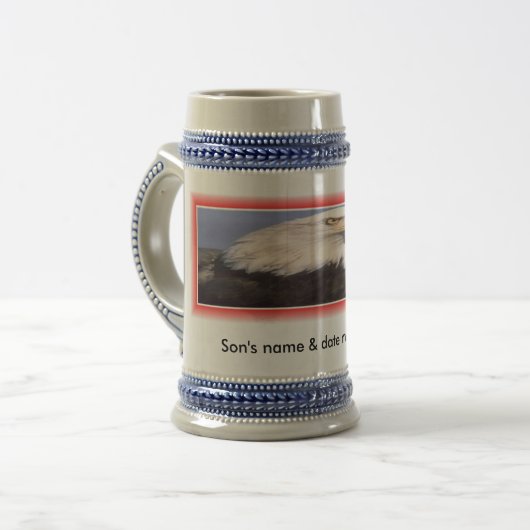 Tasse ou stein d'Eagle, nom du fils et date (Devant gauche)