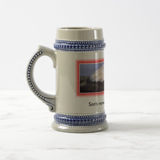 Tasse ou stein d'Eagle, nom du fils et date (Gauche)
