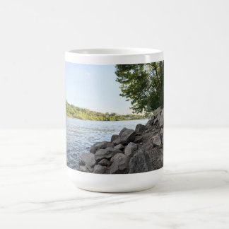 Tasse Paysage Naturel de Rivière Rocailleuse avec 