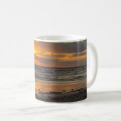 Tasse pittoresque de lever de soleil de plage de (Devant droit)