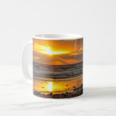 Tasse pittoresque de lever de soleil de plage de (Devant gauche)