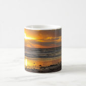 Tasse pittoresque de lever de soleil de plage de (Centre)