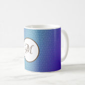Tasse pourpre bleue de monogramme fait sur (Devant droit)