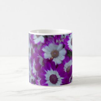 Tasse pourpre de fleurs