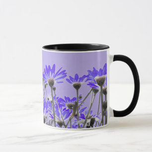 Tasse pourpre de marguerites